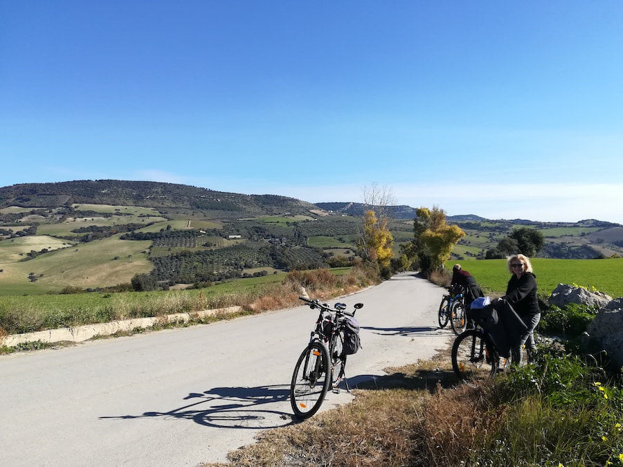 Cyclistes en pause sur une petite route de campagne du plateau des Iblei, vers Raguse